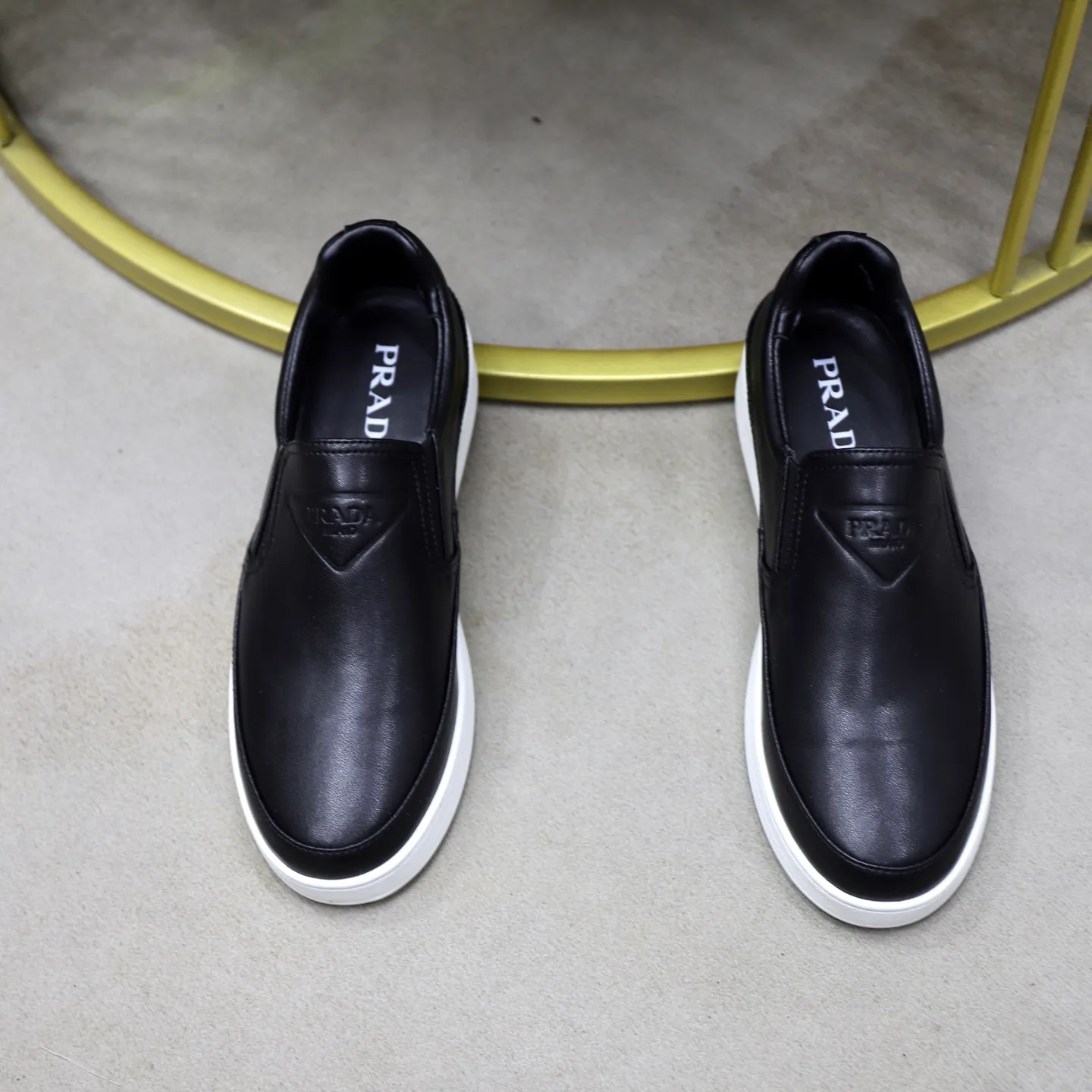 Ex-factory price: 420💰🙅‍♂️🙅‍♂️🙅‍♂️ Brand: PRADA Standard code: 38-44 (45 customized) Grade: Same as the official website Material: Original leather splicing, comfortable and breathable lining, original wear-resistant outsole Style category: Men's fashionable casual shoes, running shoes, noble luxury brand elements, top luxury Color: actual picture color